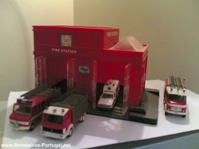 pequeno quartel de bombeiros com respectivo parque automovel