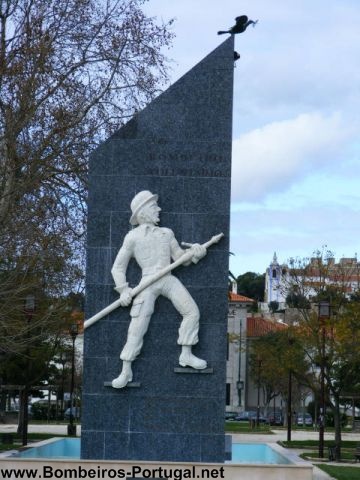 Monumento Bombeiro - Torres Vedras