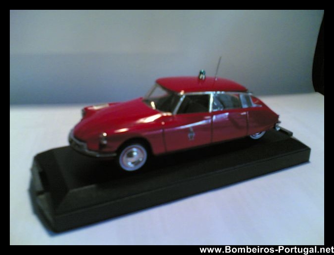 veículo de comando - bombeiros de paris citroen ds 19 miniatura de serie limitada de 1451 miniaturas