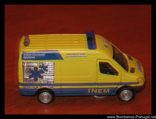Miniatura de um Veiculo de Intervenção em Catástrofes do INEM