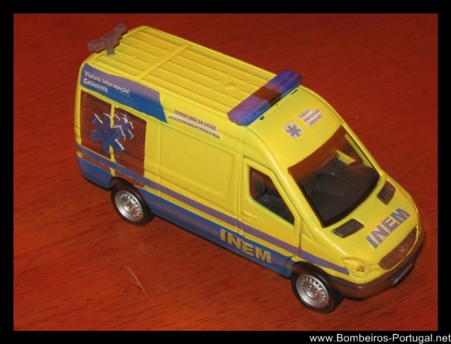Miniatura de um Veiculo de Intervenção em Catástrofes do INEM