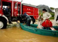 Os bombeiros passaram o dia de ontem a ajudar as vítimas das inundações - 1