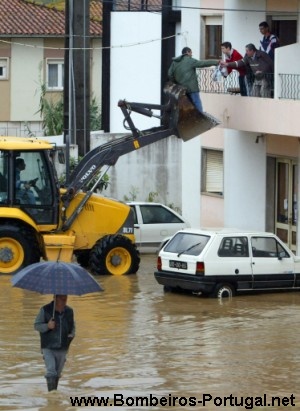 Os bombeiros passaram o dia de ontem a ajudar as vítimas das inundações - 2