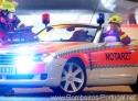 Dois homens trajando roupas de paramédico e socorrista posam, na terça-feira (15/11), para fotos na feira Medica 2005, em Düsseldorf, diante do carro conversível Chrysler Crossfire Cabriolet 4190, transformado em ambulância.